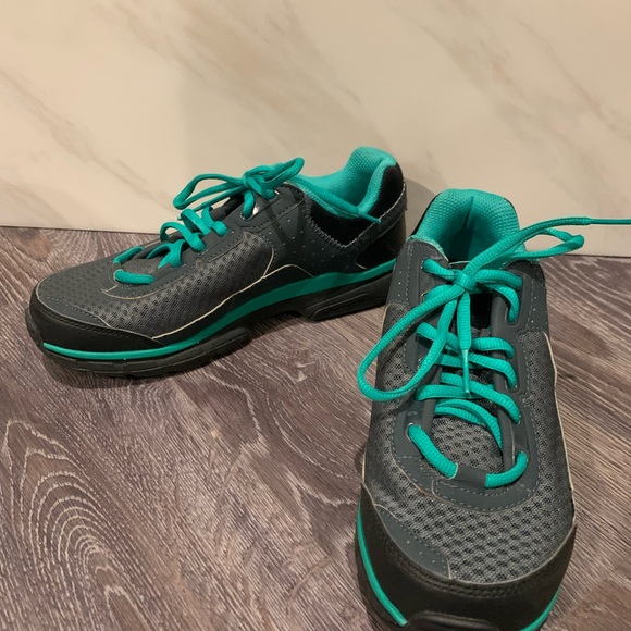 Specialized, Women’s size 8, bicycling shoes, option for cleats - Picture 2 of 4